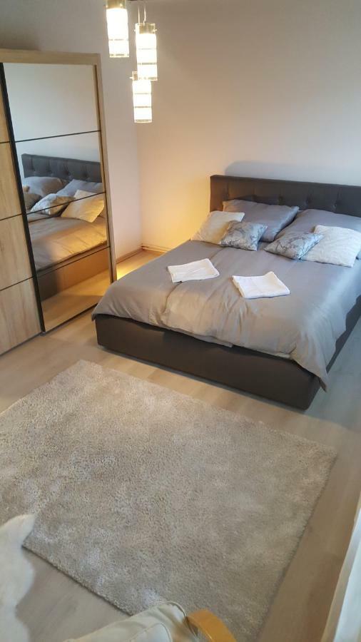 Gutenberg Utca Apartman Seghedin Exterior foto