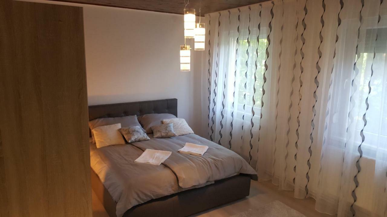 Gutenberg Utca Apartman Seghedin Exterior foto